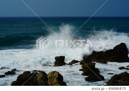 日本海の波しぶきの風景 日本海の波しぶきの風景 69886870