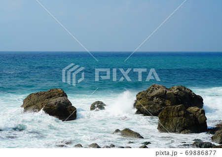 日本海の波しぶきの風景 日本海の波しぶきの風景 69886877