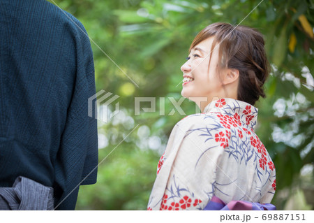 浴衣姿の男女 69887151