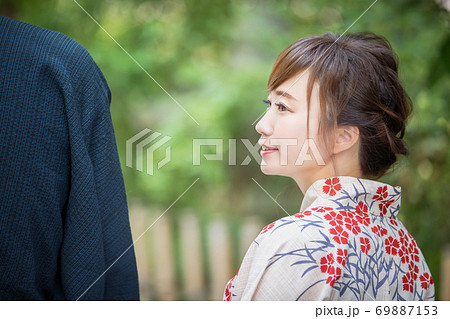 浴衣姿の男女 69887153