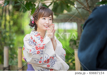 浴衣姿の男女 69887154