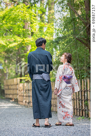 浴衣姿の男女 浴衣姿の男女 69887157