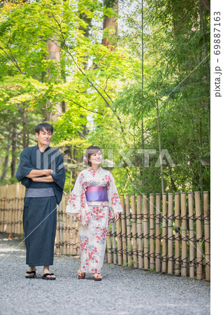 浴衣姿の男女 69887163