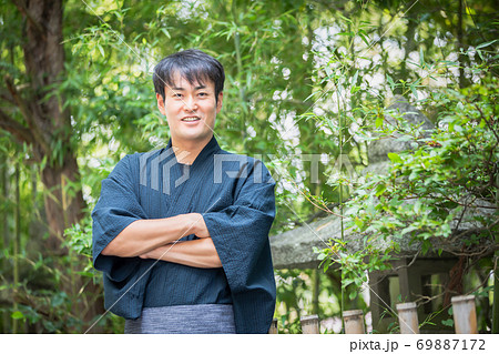 浴衣姿の男性 浴衣姿の男性 69887172
