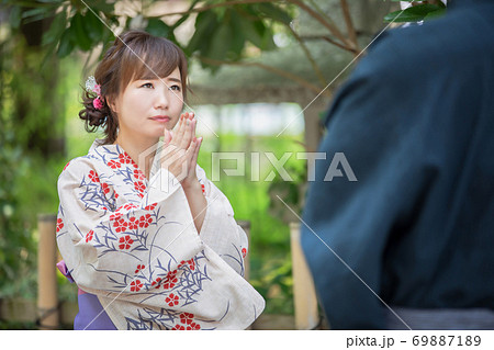 浴衣姿の男女 浴衣姿の男女 69887189