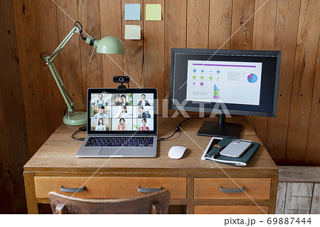 在宅ワーク　テレワーク　書斎　イメージ 69887444