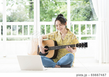 オンライン　ギター教室　若い女性 69887487