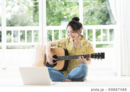 オンライン　ギター教室　若い女性 69887488