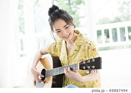 女性　ギター　笑顔 69887494