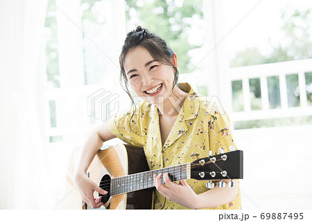 女性　ギター　笑顔 69887495