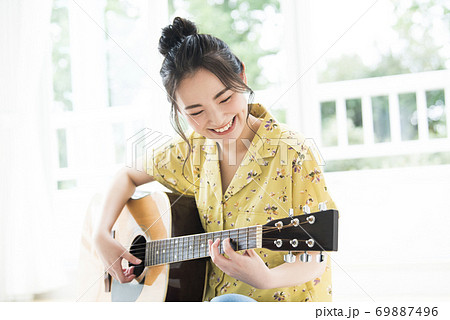 女性 ギター 笑顔 女性 ギター 笑顔 69887496