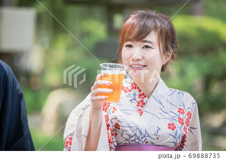 ビールを飲む浴衣姿の男女 ビールを飲む浴衣姿の男女 69888735