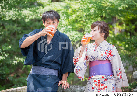 ビールを飲む浴衣姿の男女 ビールを飲む浴衣姿の男女 69888757