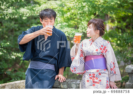ビールを飲む浴衣姿の男女 ビールを飲む浴衣姿の男女 69888758