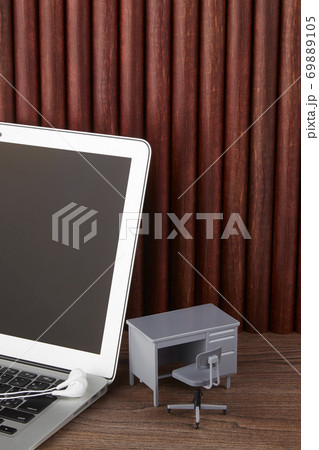 リモートワーク　出勤　在宅ワーク　仕事 69889105