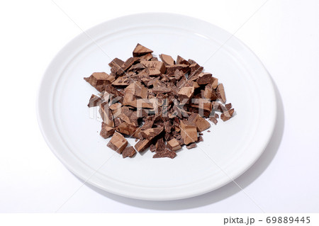 砕いたチョコレート 69889445