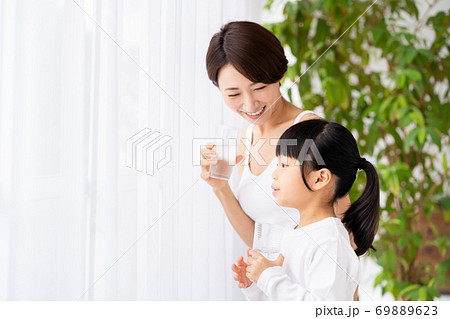 水分補給する親子。 水分補給する親子。 69889623