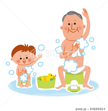 体を洗うおじいちゃんと孫 69889924
