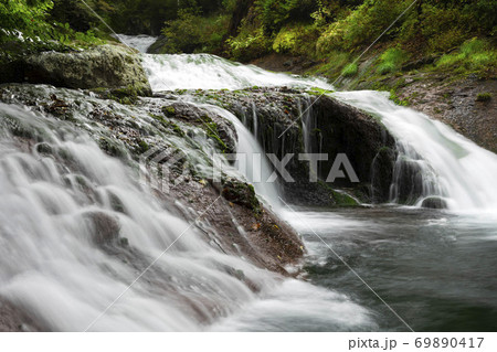 初秋のおしどり隠しの滝 69890417