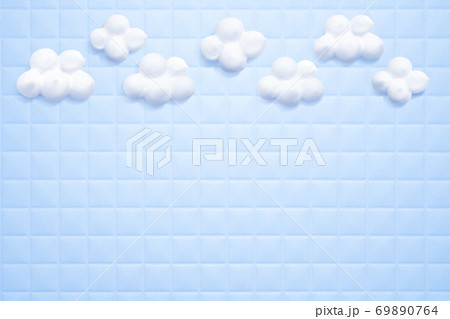 商品背景　浴室タイルの雲のようなきめの細かい洗顔泡 69890764