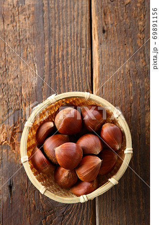 笊に盛った生の和栗 69891156