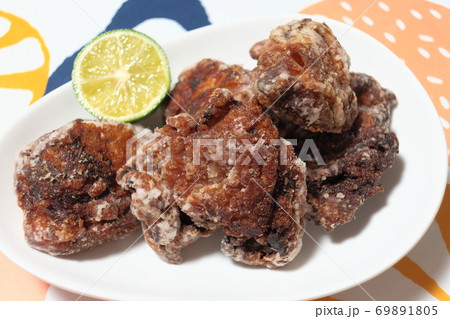 家庭的で素朴な自家製の「鶏モモ肉の竜田揚げ(唐揚げ)」 69891805
