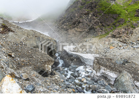 溶け出す白馬大雪渓 69891872