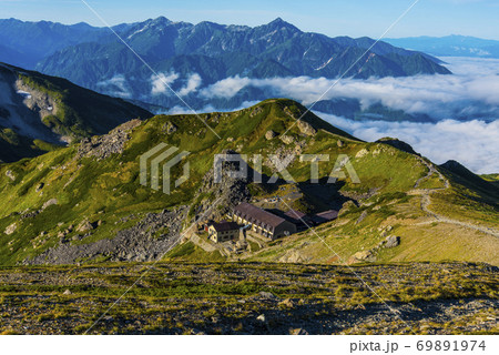 杓子岳と白馬鑓ケ岳と後方にそびえ立つ立山連峰と剱岳 69891974