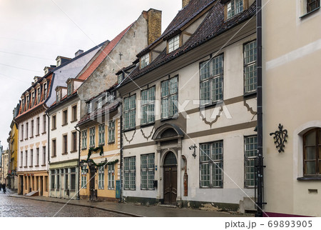 Street in the old town of Riga 69893905