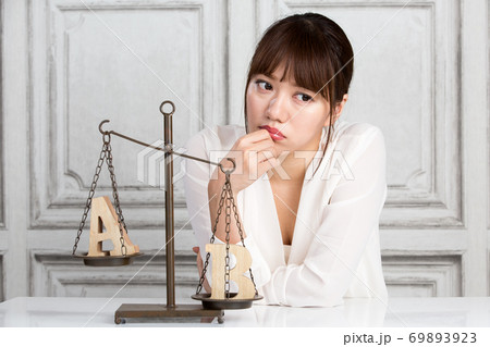 AとBを比較する女性 69893923