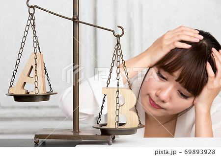 AとBを比較する女性 AとBを比較する女性 69893928