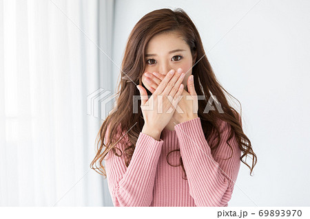 口を覆う女性の写真素材