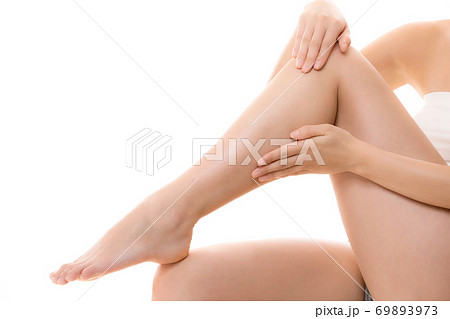 脚をケアする女性 脚をケアする女性 69893973