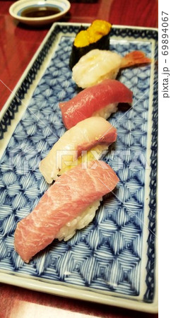 うに、赤えび、まぐろ、ハマチ、中とろ回らないお寿司 69894067