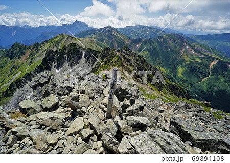 水晶岳の山頂標柱 69894108