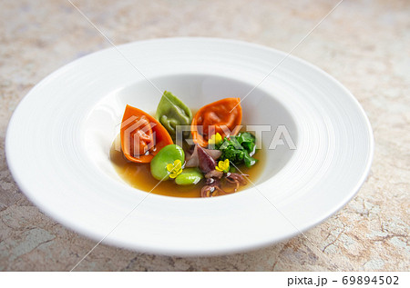 赤と緑の2色の手打ちパスタ　トルテッリ　ホタルイカと空豆と菜の花 69894502