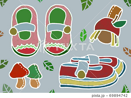 ハンドメイドの赤ちゃん用靴とマスコットの手描きイラスト(背景・葉っぱ・白線画あり) ハンドメイドの赤ちゃん用靴とマスコットの手描きイラスト(背景・葉っぱ・白線画あり) 69894742