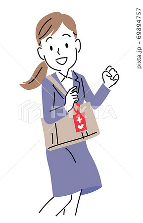 シンプルなタッチのカバンにヘルプマークを付けた女性 シンプルなタッチのカバンにヘルプマークを付けた女性 69894757