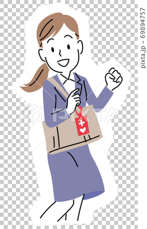 シンプルなタッチのカバンにヘルプマークを付けた女性 シンプルなタッチのカバンにヘルプマークを付けた女性 69894757