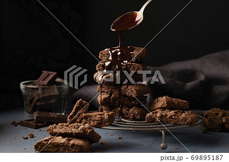 ブラウニーとチョコレートソース 69895187