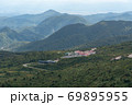 栗駒国定公園・秣岳中腹から望む須川温泉 69895955