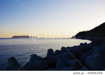 兵庫県 淡路島から見た夕暮れの沼島 兵庫県 淡路島から見た夕暮れの沼島 69896368