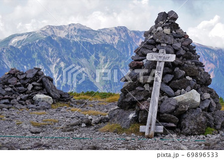 祖父岳の山頂標識と薬師岳 祖父岳の山頂標識と薬師岳 69896533