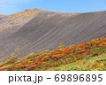 紅葉期の秋田駒ヶ岳の大焼砂 69896895