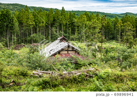 高地の放棄され廃屋になった木造の建物 69896941