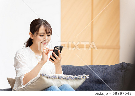 スマホを使う女性 69897045