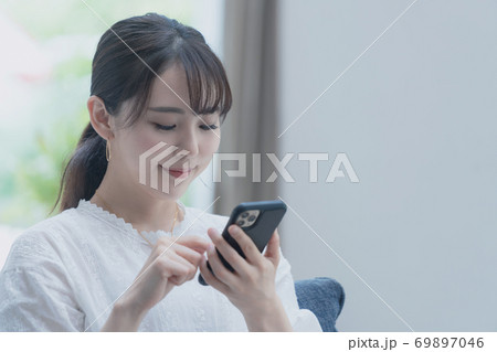 スマホを使う女性 69897046