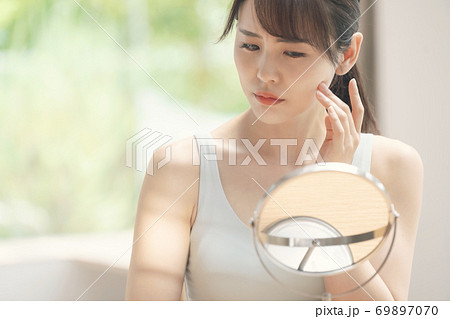 お肌で悩む女性　美容イメージ 69897070