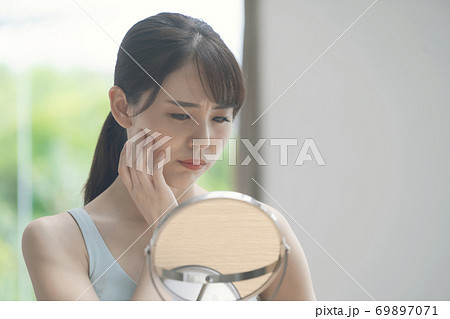 お肌で悩む女性　美容イメージ 69897071