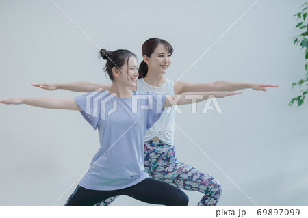 ヨガをする女性　ヨガインストラクター 69897099